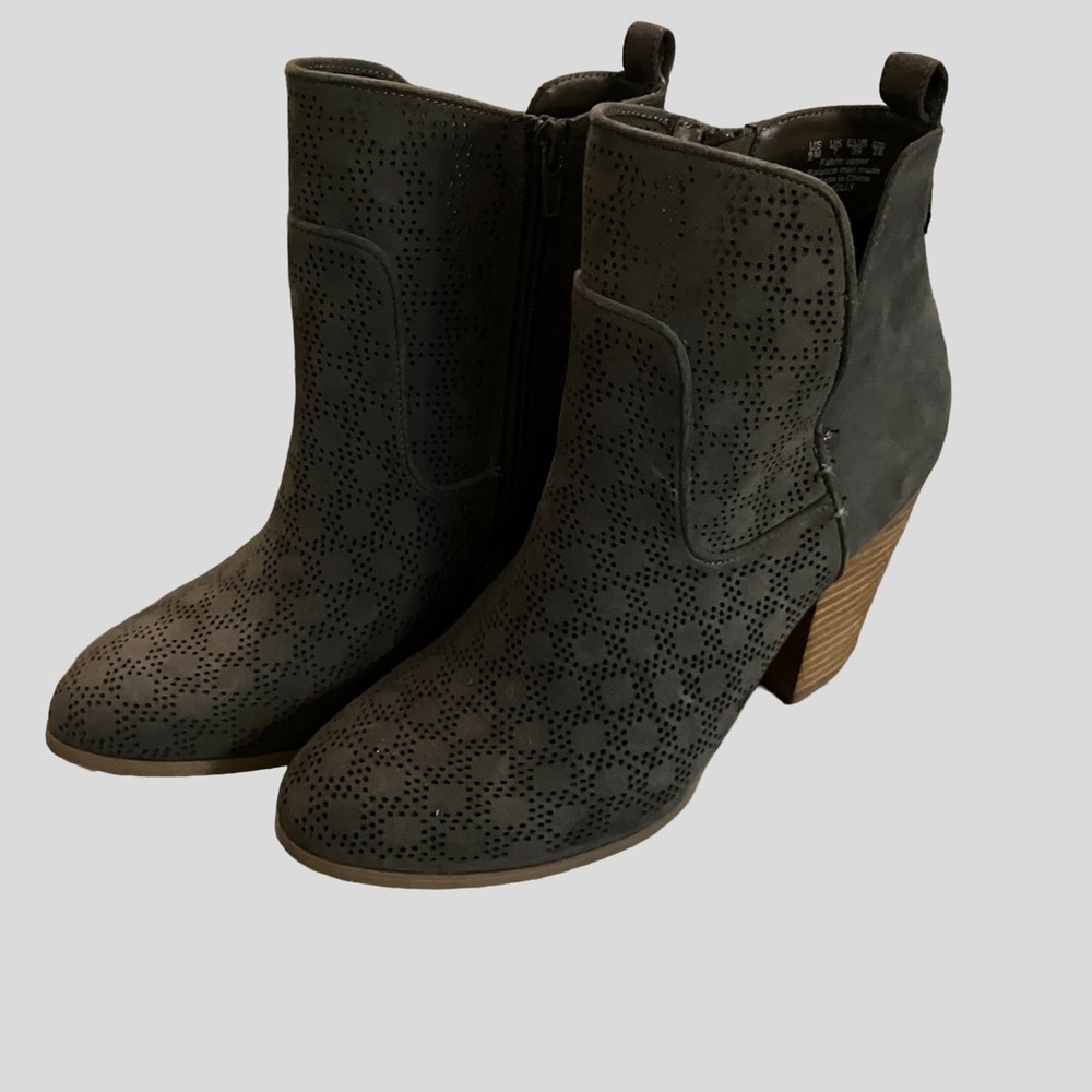 NWT CARLOS SANTANA HOLLY Faux Suede Gray Perforated Ankle Boots/Booties Size 9